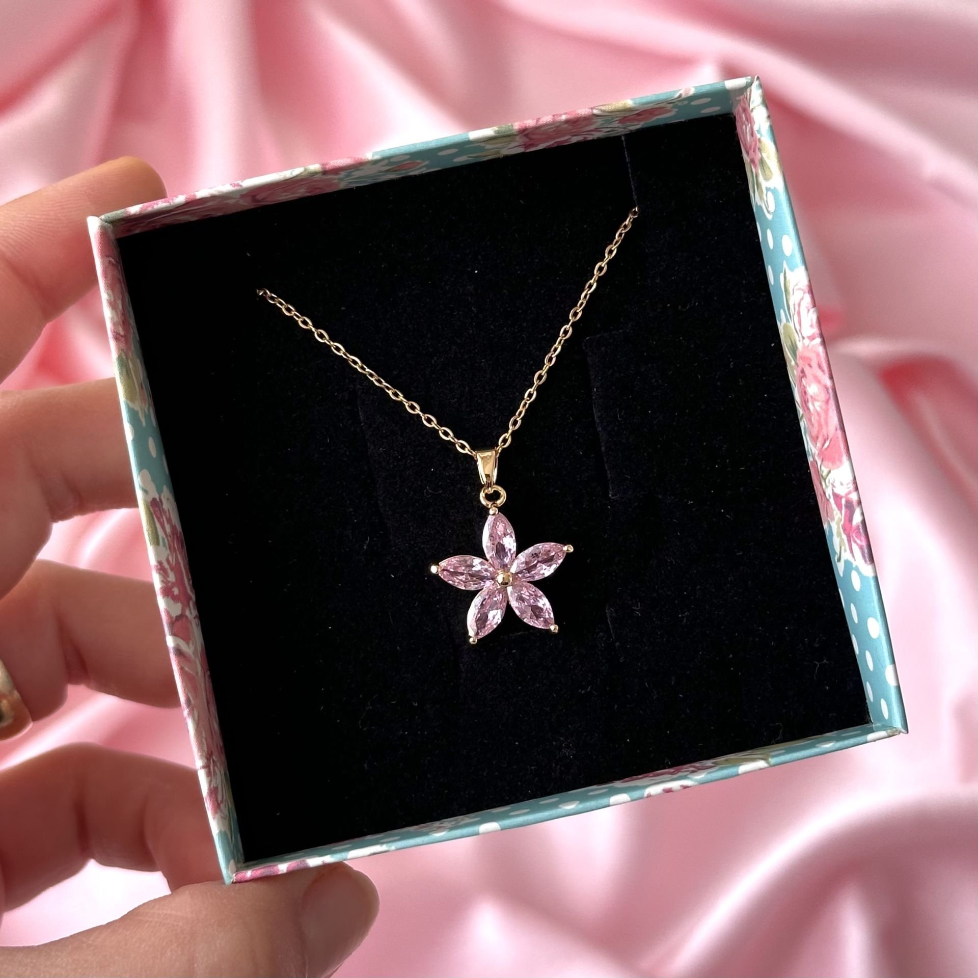 Pembe Taşlı Lotus Çiçeği Kolye Gold