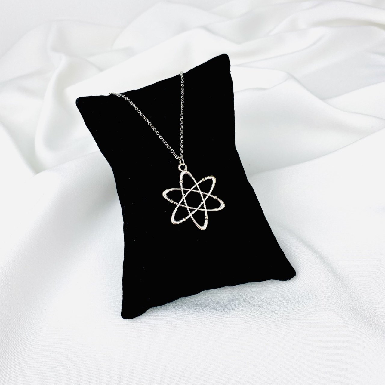 Atom Kolye