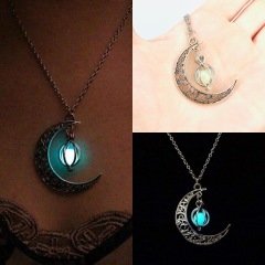 Karanlıkta Parlayan Moon Kolye