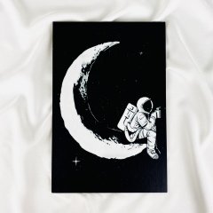 Ayda Oturan Astronot Ahşap Tablo