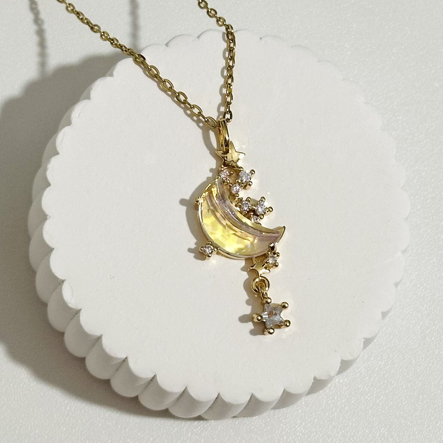 Moon Taş Detay Kolye