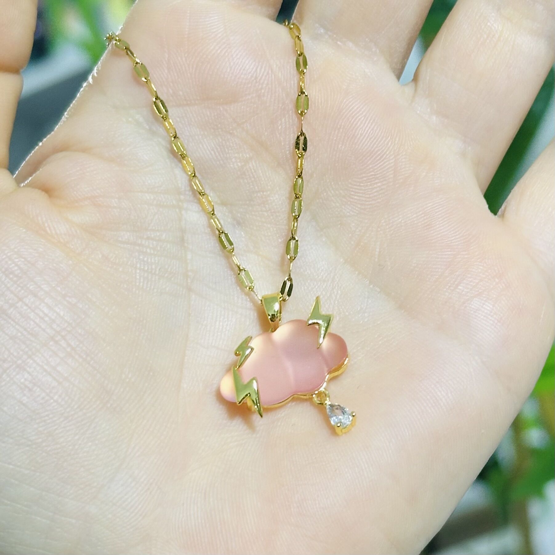 Bulut Model Sallanan Taşlı Kolye Gold Detay