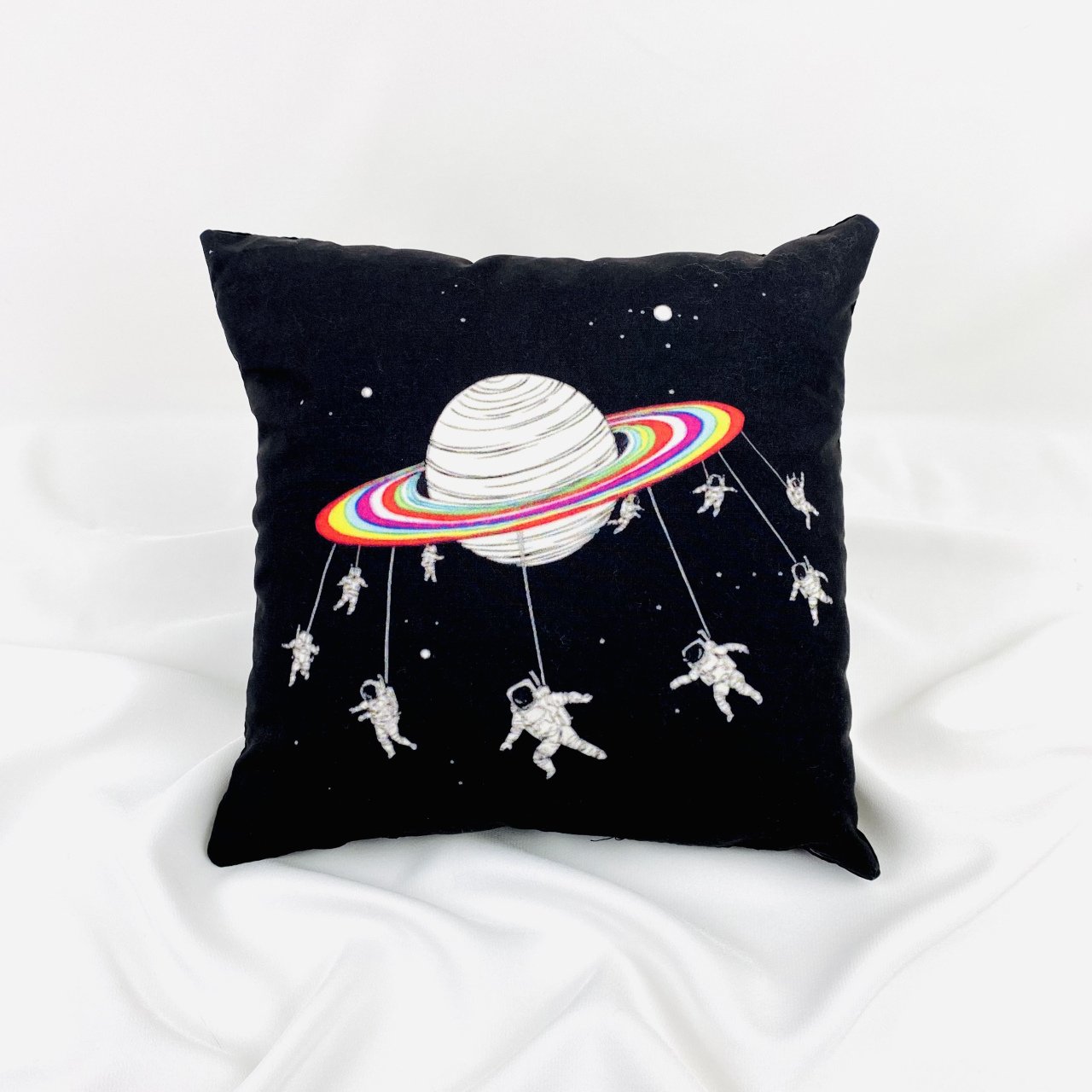 Satürnde Sallanan Astronot Yastık