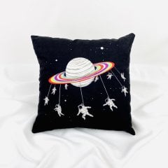 Satürnde Sallanan Astronot Yastık